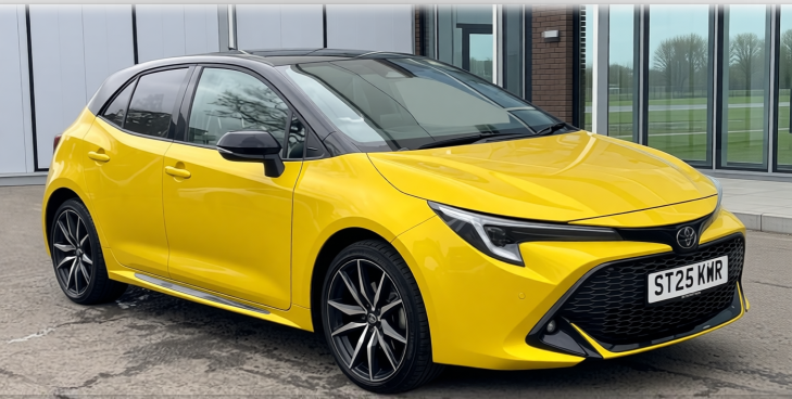 Preview Car 29 rendered in Racing Yellow gloss paint